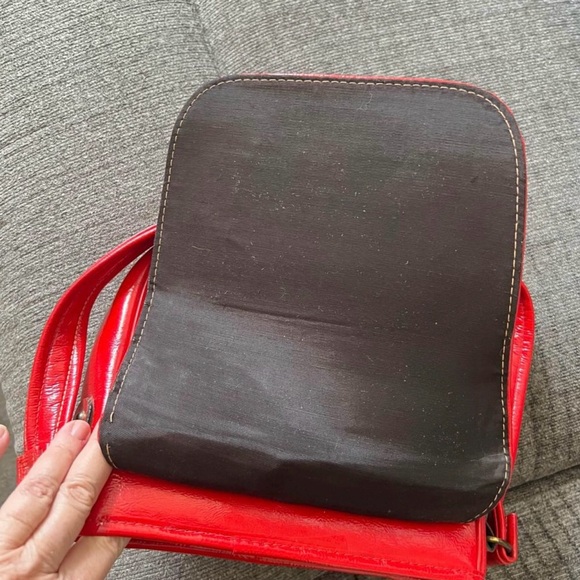 💋Vintage Red Purse w Gold Hardware & Shoulder Strap - Picture 9 of 10